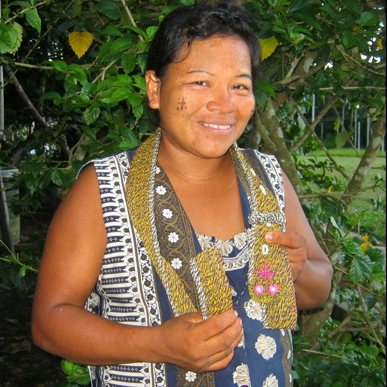 GS05A: Native artisan Ines Chichaco with Amazon guitar strap - cascabel/tropical rattlesnake model
