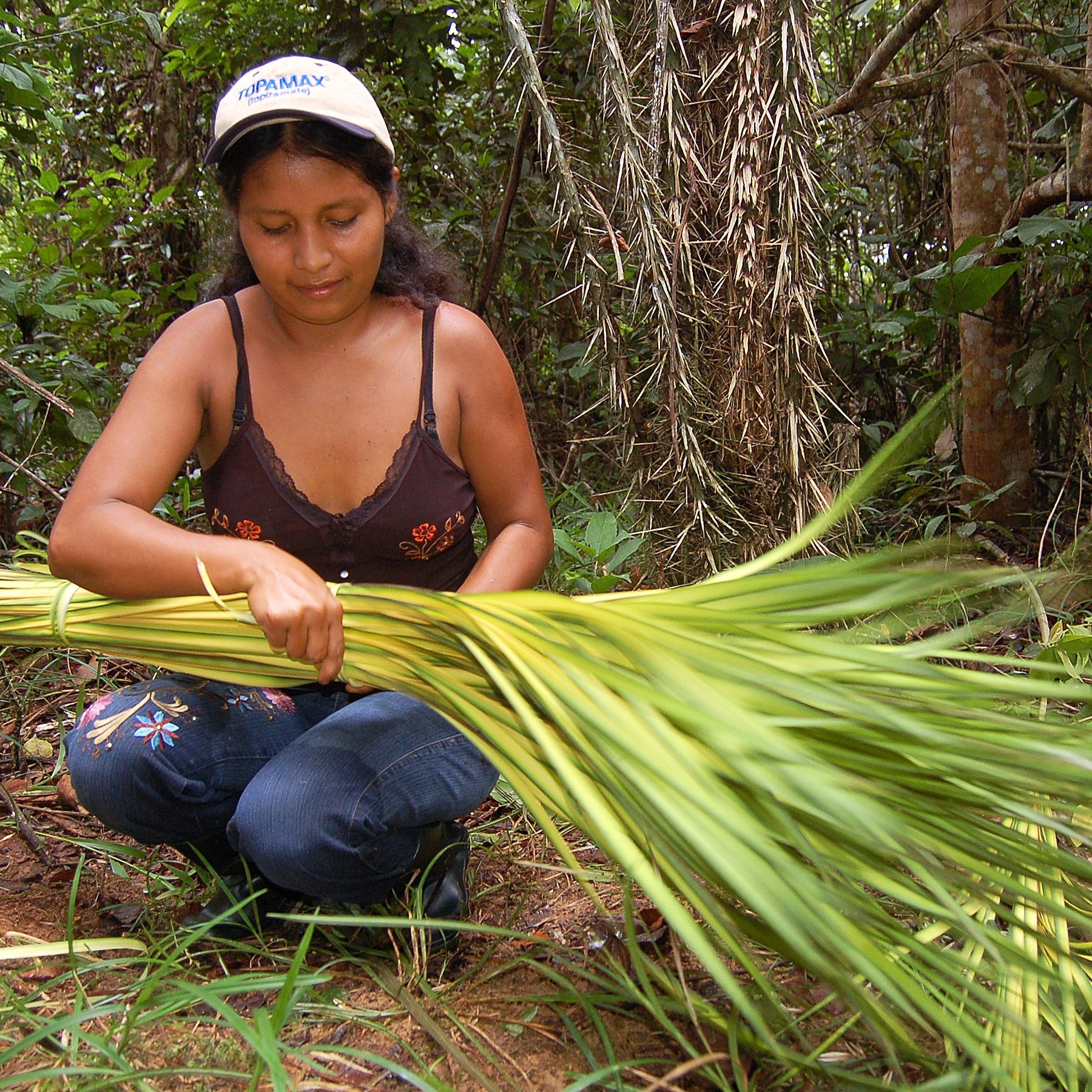 Black striped Round-bottom Shoulder Palm Fiber Bags made in the Peruvian Amazon - Amazon Ecology