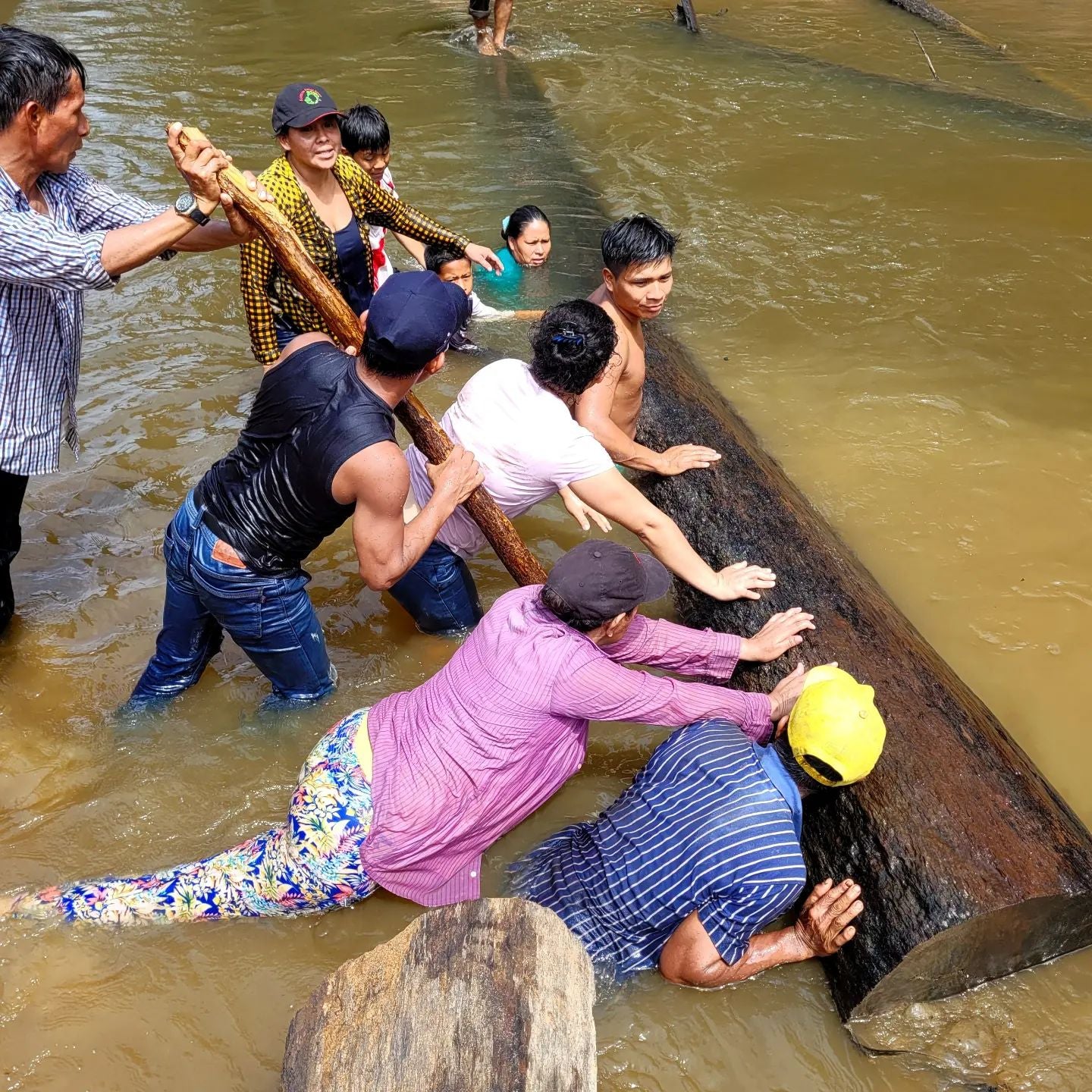 THE CHAINSAW SAVIOR FOR TRAVELING DOWN THE YAGUASYACU RIVER